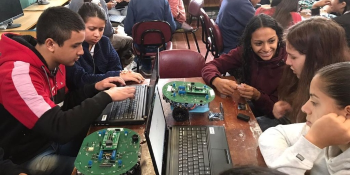 Estudiantes de UTEC llevan robótica al interior profundo con apoyo del INJU