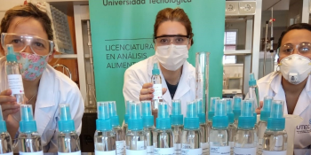 Docentes y estudiantes de la Licenciatura en Análisis Alimentario preparan desinfectante con alcohol