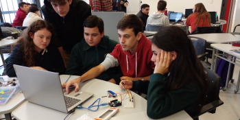 Casi 500 jóvenes aprendieron a programar y generar soluciones en equipo a través de un proyecto de UTEC Innova y la Embajada de EE.UU